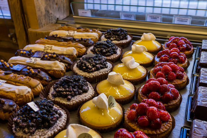 French pastries : eclairs, tartelettes aux myrtilles, au citron et a la framboise