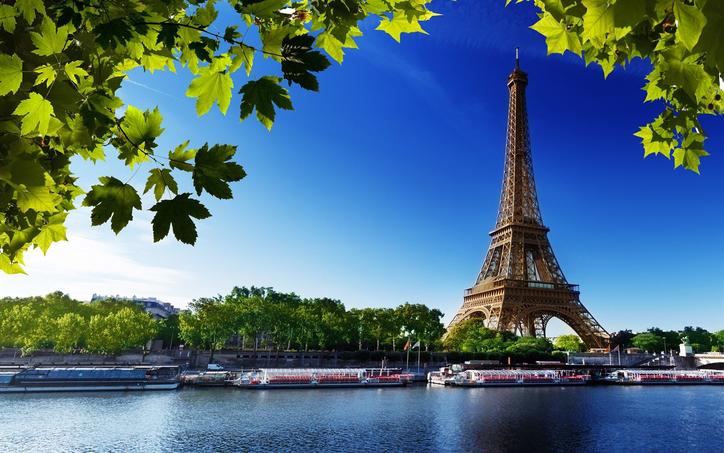 Eiffel tower in view View of Eiffel tower over Seine river